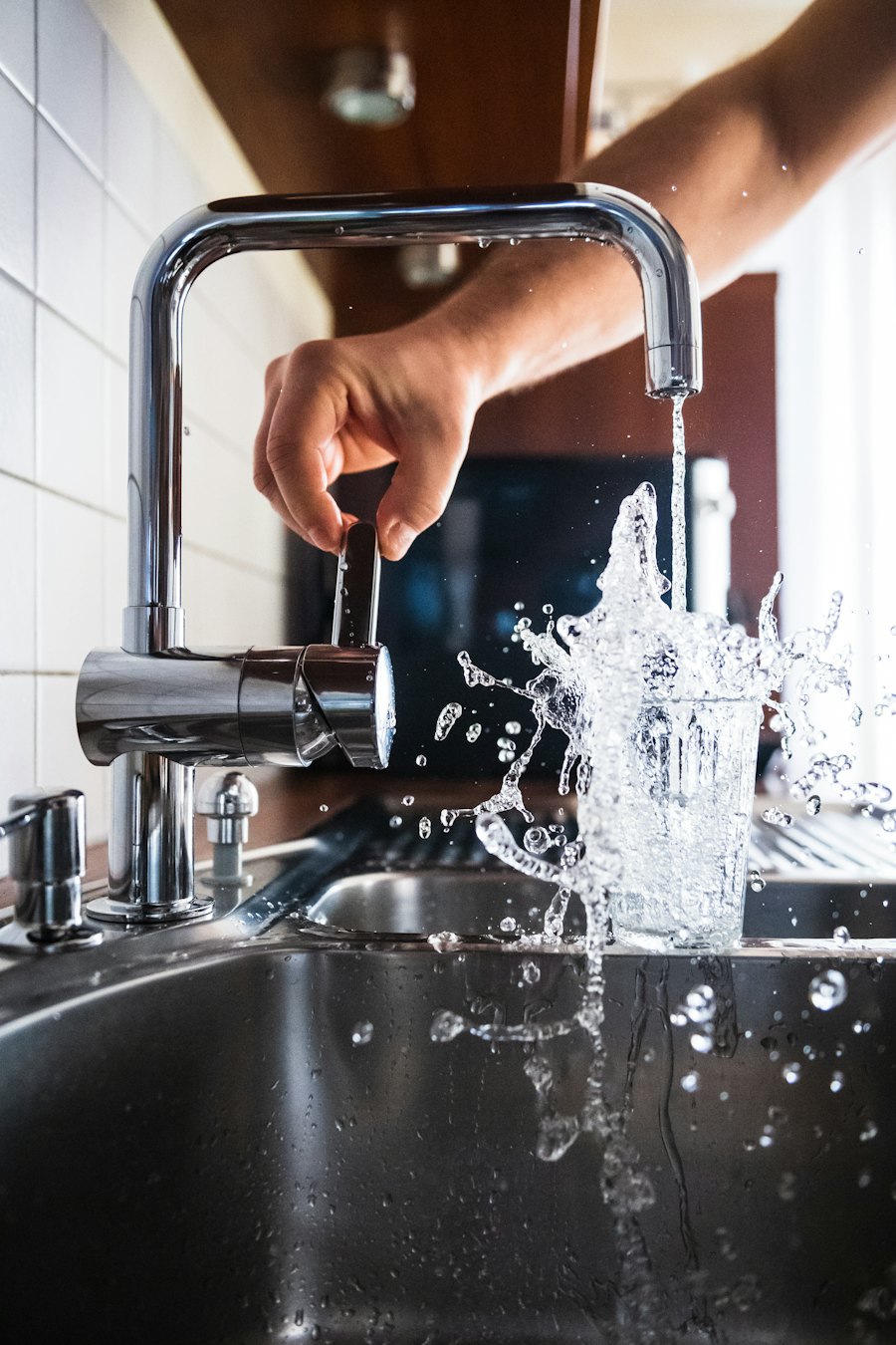 Mitigeur de cuisine qui fuit, l'eau jaillit sur l'évier